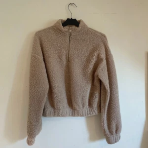Teddy tröja💗 - Superfin tjock tröja💗 Oanvänd  Från: Gina Tricot✨  Storlek: S Ny pris: 150kr Mitt pris: 50kr 