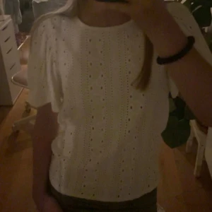 Vit blus - Säljer denna vita blusen. Aldrig använd och är som ny!💗