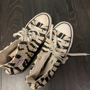 Converse - Säljer dessa zebra converse i st 38❣️