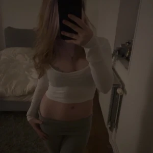 Kort långärmad tröja - Lite genomskinlig och är ganska u-ringad, tyget drar ihop sig vid brösten. Säljer i både svart och vit (samma storlek på båda) 