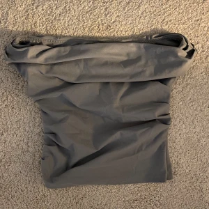 Off-shoulder grå topp - Elegant off-shoulder topp i storlek S🩷