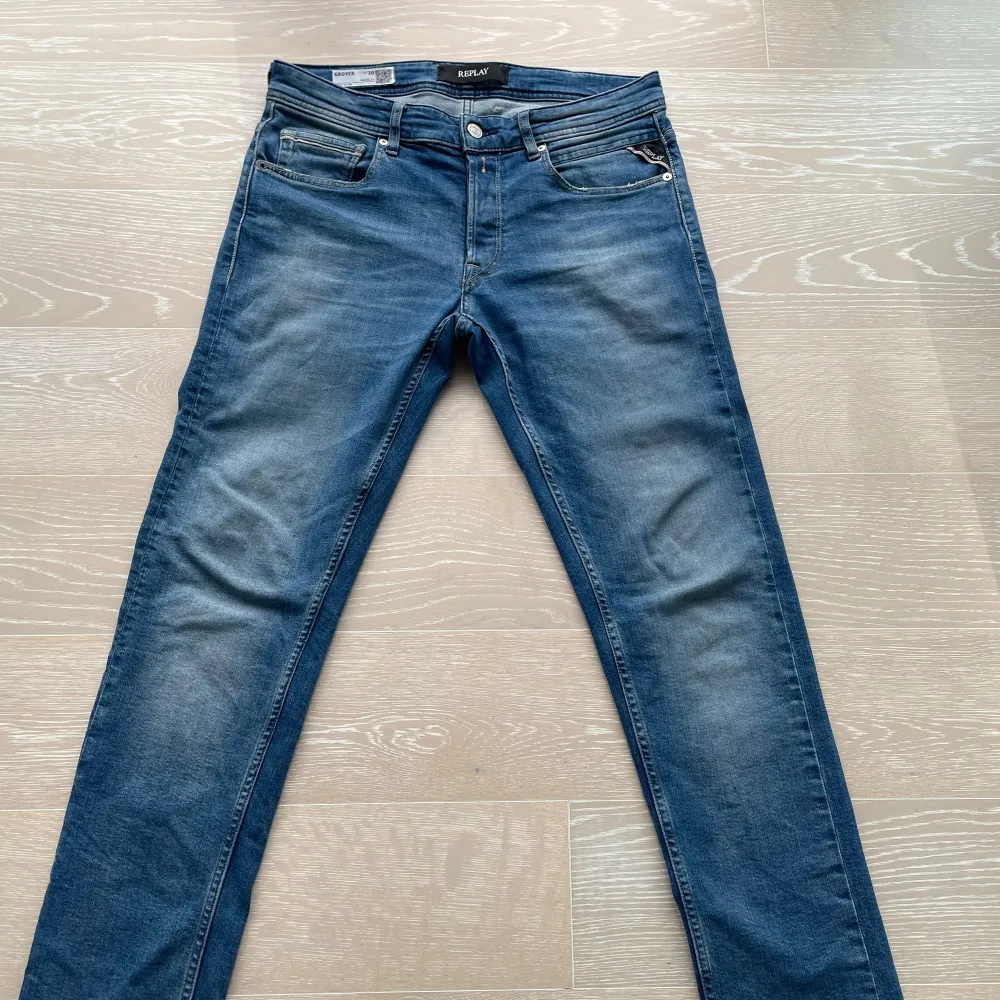 Säljer dessa replay jeans | Modell grover straight/tapered fit | Dom är i bra skick och är använda men väl omhändertagna | storlek W30 L32 | hör av er vid minsta lilla fundering . Jeans & Byxor.