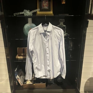 ETON SKJORTA - Tjenare! Säljer nu denna feta Eton skjortan👍 | skick: 9/10 | nypris: 1500 | modell: slim | pris kan diskuteras | Tveka inte på att höra av dig vid ytterligare frågor samt fler/bättre bilder!☺️