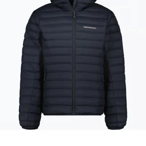 Peak jacka ”down liner” - Den har använd en halv säsong förra året då jag tycker den är för liten på mig, det är storlek L och jag är 192cm välbyggd