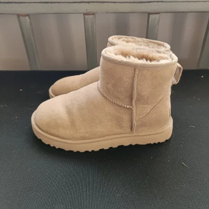 UGG's Mustard Seed - UGG CLASSIC MINI II Färg: mustard seed Storlek: 38 Helt nya, endast provade. Säljer pga fel storlek. Skriv för frågor eller fler bilder. Mvh
