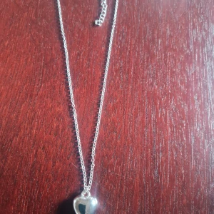 Nytt hjärt halsband  - Nytt hjärt halsband  Mått: Längd: 41,5 cm + 7 cm Pris: 80:-