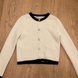 Zara kofta i storlek S - Ganska liten i storleken  Använ 3-4 gånger men väldigt bra skick Nypris: 399kr