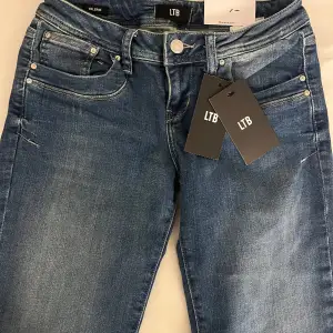  Ett par splittrans nya LTB jeans i modellerna Valerie låg midja och Bootcut i storlek 27 W 32 L Tryck på köp direkt!💖