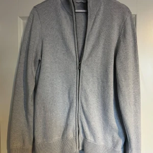 Dobber cardigan  - Säljer cardigan i storlek M fast passar i S, nytt skick!! Tveka inte med frågor!!!