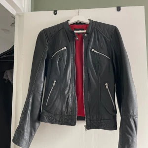 Rockandblue skinnjacka - Rockandblue skinnjacka i storlek 40. Använd ganska sällan så i mycket fint skick. Innerficka samt röd insida. 