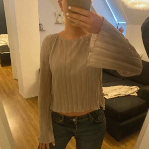 Långärmad blus med knytningar i ryggen - Nyskick , den är ljus lila