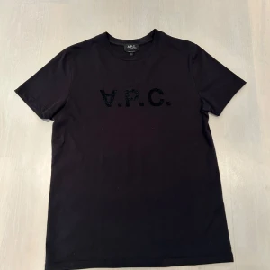 A.P.C tshirt - Tja! Säljer nu denna svarta A.P.C T-shirten. Storlek: S, skulle säga att den är true to size. 10/10 skick, nyskick. Skriv vid funderingar!