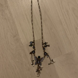 Halsband - Pilgrim halsband i silver och blå, med en fjäril, blommor, senar, pärlor och annat fint. unikt och otroligt vackert halsband.  kontakta mig för fler bilder eller frågor!! 🦋