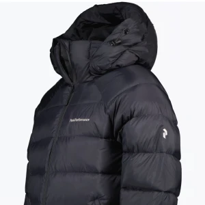 Peak performance jacka  - En peak performance jacka i super fint skick, andvänd ca 3 månader skriv om ni vill ha privata bilder på den! ☺️☺️