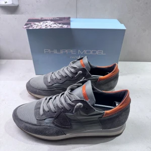 Philippe model trainers - Philippe model trainers till salu! | skick: 9/10 | storlek 44 | pris: 1299:- Retail: 2600:- | medföljer Box & kort från Philippe model! | för fler frågor eller funderingar kontakta oss privat! Med vänlig hälsning, Näsets Resell😁