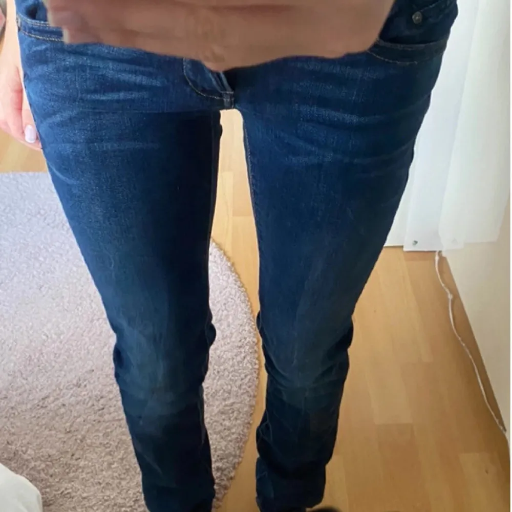 Säljer dessa snygga jeans då de  inte passar eller kommer till användning.🙌🏼 Innrebenslängden ca 80cm  Midjemått ca 28. Jeans & Byxor.