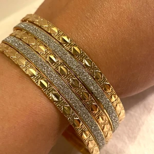 Nya snygga bangles - Snygga nya bangles i metall med zink legering, okänt märke. Alla säljes för 27 kronor tillsammans.