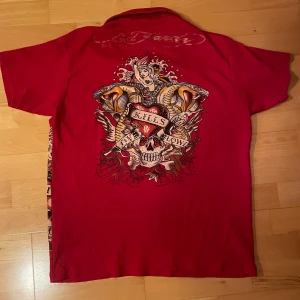 As fet Ed-Hardy skjorta - Sjukt fet ed Hardy skjorta i mycket bra skick. Jag har nästan aldrig använt den så just därför säljer jag den. Priset är diskuterbart