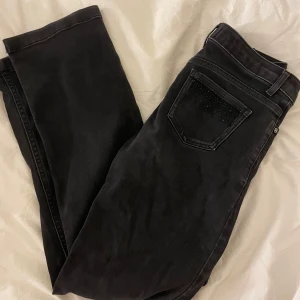 Jeans med glitterdetaljer  - Svarta jeans med glitterdetaljer💕