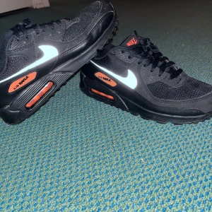 Nike air Max 90 - Säljer ett par Nike air Max 90 som är använda 2-3 gånger så dom är i ett riktigt bra skick dom är väldigt snygga med orangea till hösten och vintern 