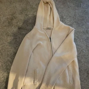 Zipup kofta - Jätte fin stickad kofta/Hoodie i bra skick🩷