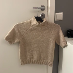 stickad tröja - Beige stickad kort ärmad med polo, knappt andvänd och väldigt tretshigt material