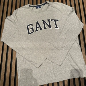 Långärmad T-shirt från GANT  - En långärmat tunn tröja från GANT. Väldigt fint skicka i storlek L. 