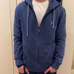 Ralph Lauren hoodie  - Fet Ralph Lauren hoodie i väldigt bra skick! Storlek L men passar M! Modellen är 184 cm🤩