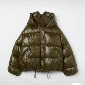 SÖKER - Söker denna H&M Pufferjackan i khaki-grön! Strl S