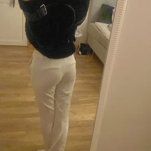 vita kostym byxor - säljer dessa pga av jag aldrig använder dom, jätte fin skick 