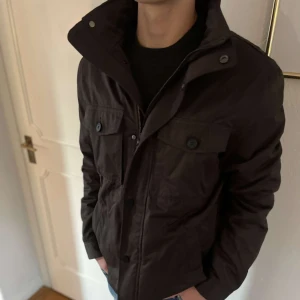 H&M field jacka - Mörkbrun Fieldjacka från H&M, storlek M, skick 9/10, original pris runt 700kr vårt pris 449, skriv om du har frågor👍✅