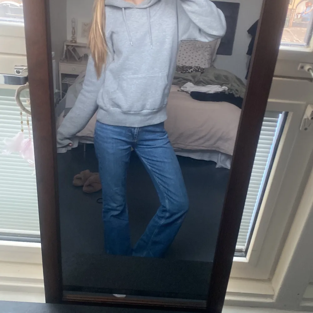 Snygga jeans från Gina, använd 2-3 gg men bra skick . Lite slitna längst ner men inget man ser så bra💖💖. Jeans & Byxor.