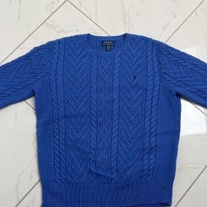 Ralph Lauren tröja  - Tjena, här säljs en helt oanvänd stickad Ralph Lauren tröja. Tröjan ligger på 1300 ny pris här säljs den för bara 400. Hör av dig vid funderingar mvh /La Fashion 