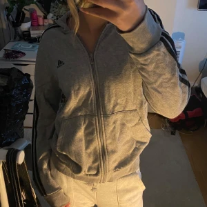 Adidas Zip Hoodie - Mysig adidas hoodie i storlek L men den passar som en S💗Nypris 500 kr