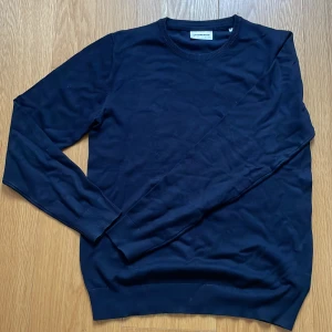 Mörkblå lindbergh tröja - Snygg tröja i nyskick