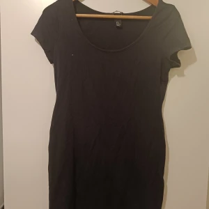 Svart klänning  - Säljer denna svarta klänning, storlek M, märke HM. 