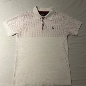 Ralph Lauren pikétröja  - Snygg Ralph Lauren piké i storlek M. Fint skick.