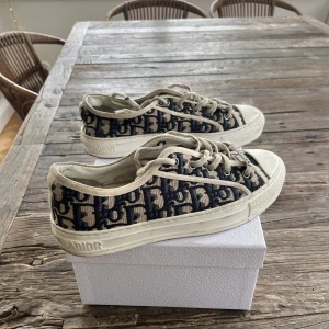 Dior sneakers - Säljer tyvärr mina super snygga Dior sneakers då de inte kommer till användning pga de är för små 💓 Storlek 39,5! 