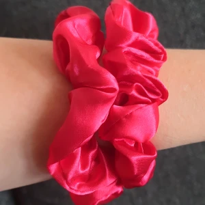 2st scrunchie, Ny Oanvända  - 2st scrunchie, Ny Oanvända  Obs är lite mörkare röd än vad bilden visar