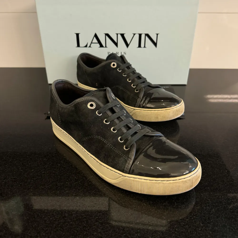 Feta Lanvin-skor i grå! De är EU 40-41 UK 6. De är i ett okej skick inga skador eller defekter. 2299kr (nypris: 4500kr). Endast skorna. Kan fraktas via Postnord / Instabox samma dag. Hör av dig vid frågor eller funderingar😊. Skor.