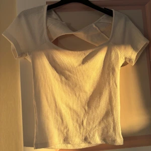 Gina Tricot  - Topp som är lite öppen i ryggen, superfin!🤍