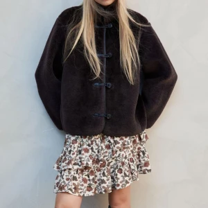 Brun jacka - Brun lurvig jacka ifrån H&M, slutsåld i stolen S på hemsidan🤎