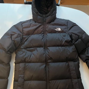 Northface pufferjacket - En fräsh northface vinterjacka i dun med luva, bra skick som är använd 1 vinter. Vid frågor/funderingar, bara höra av sig! Skick 9/10