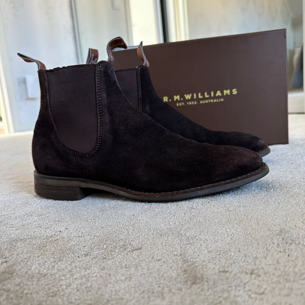 R.M. Williams Blaxland, Chocolate/Suede. Väldigt gott skick, alltid handrengjorda. Säljes med kartong.   Stl. 43,5  (9 G, RM Williams mått) Nypris 5995kr, nu endast 2000kr. Skor.