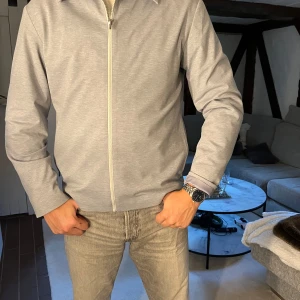 Höst/Vår jacka  - En jacka som funkar både höst och vår. Använd 1 gång. Ordinarie pris 799 kr på Jack and Jones 