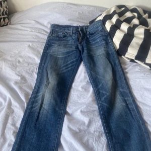 Jeans - Skitnaygga blåa raka jeans från Levis, använda 4 gånger.