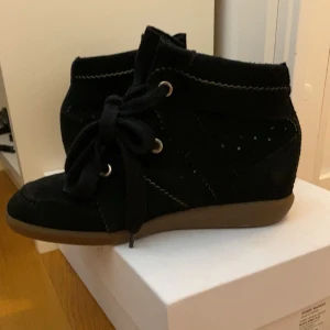 Isabel marant - Säljer mina isabel marant skor i modellen bobby. Dem är i bra skick och knappt använda, skriv för fler bilder💕(det medföljer kartong och dustbag)