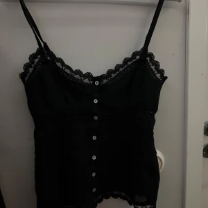 Svart linne - Svart, somrigt linne. Sjukt söt och perfekt till sommaren. 