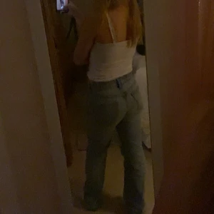 Blåa midwaist jeans - Ett par blåa midwaist jeans ifrån zara i stl 38