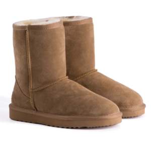 jättemysiga uggs från märket Aus Wooli Australia, i äkta fårskinn och ull. redan impregnerade och klara att använda i regn/snö! endast använda en gång, då jag märkte direkt att dom helt enkelt var för små för mig.  öppen för prisförslag! 🌹🥰